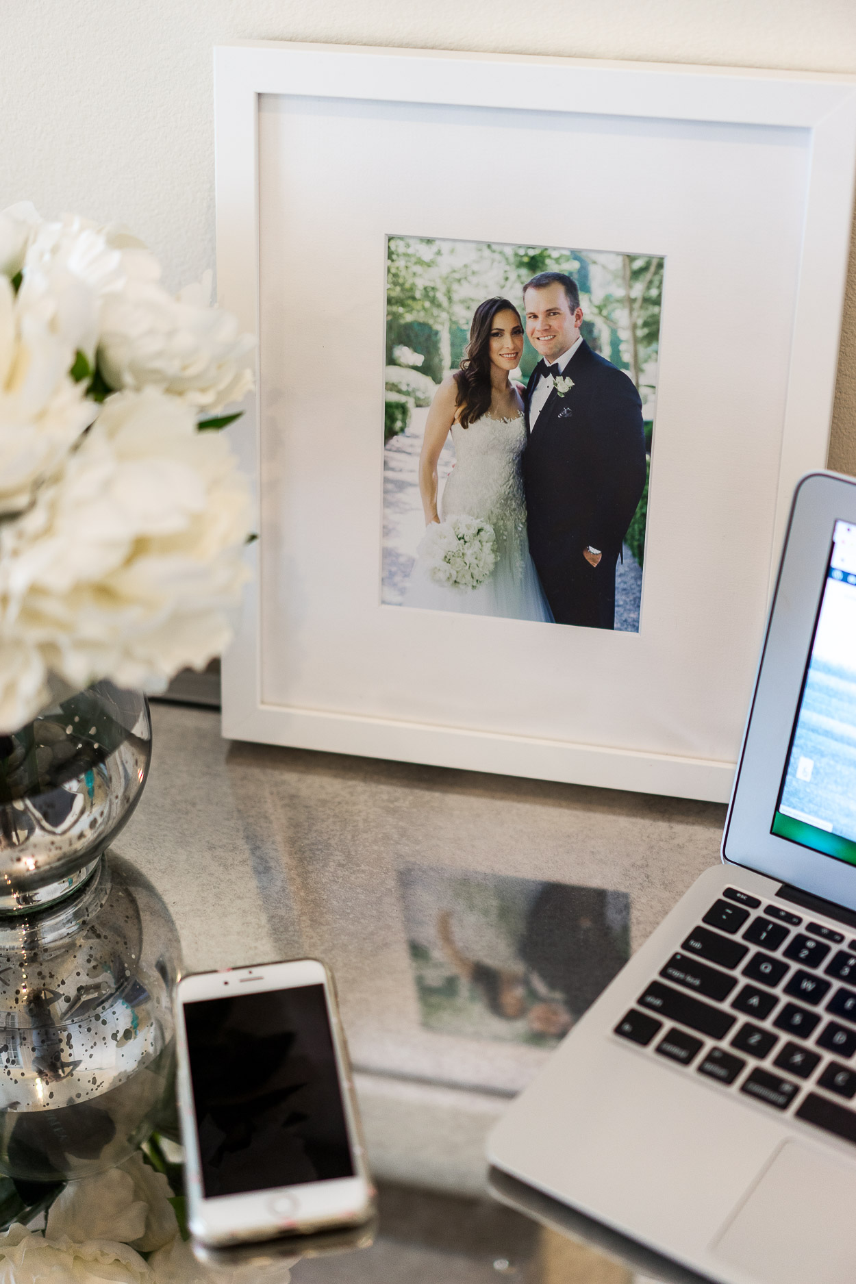 A Glam Lifestyle blogger styles the new Framebridge wedding collection at her home