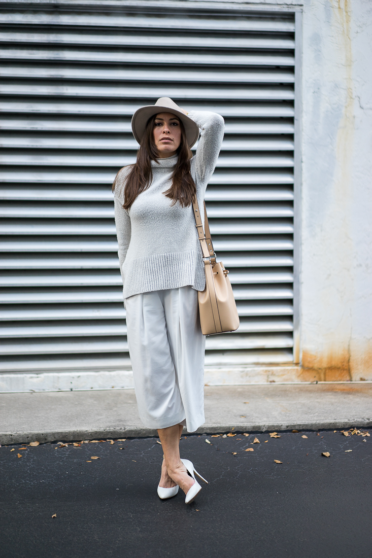 How to wear white culottes and grey tunic sweater