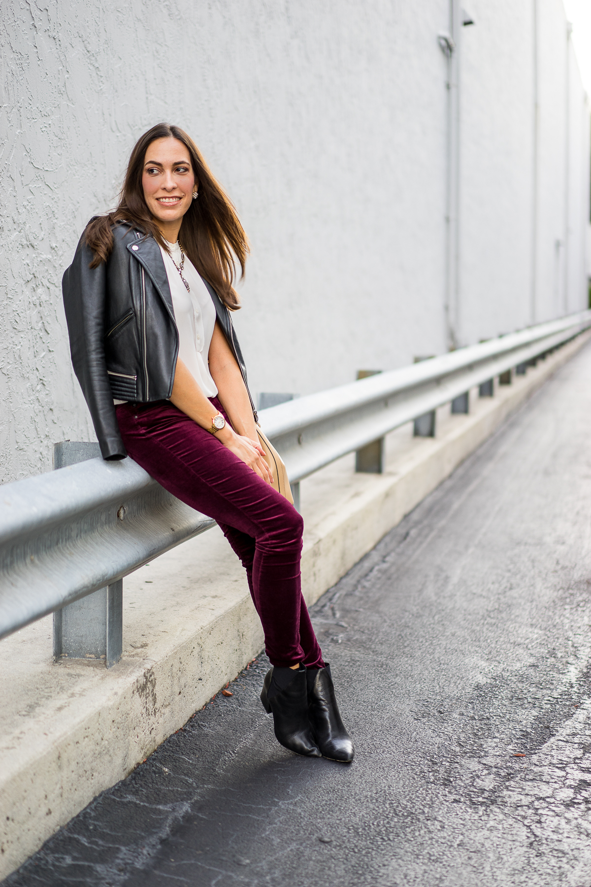  Leggings en velours AG présentés par top FL fashion blogger, A Glam Lifestyle: image d'une femme portant des leggings en velours super skinny AG 