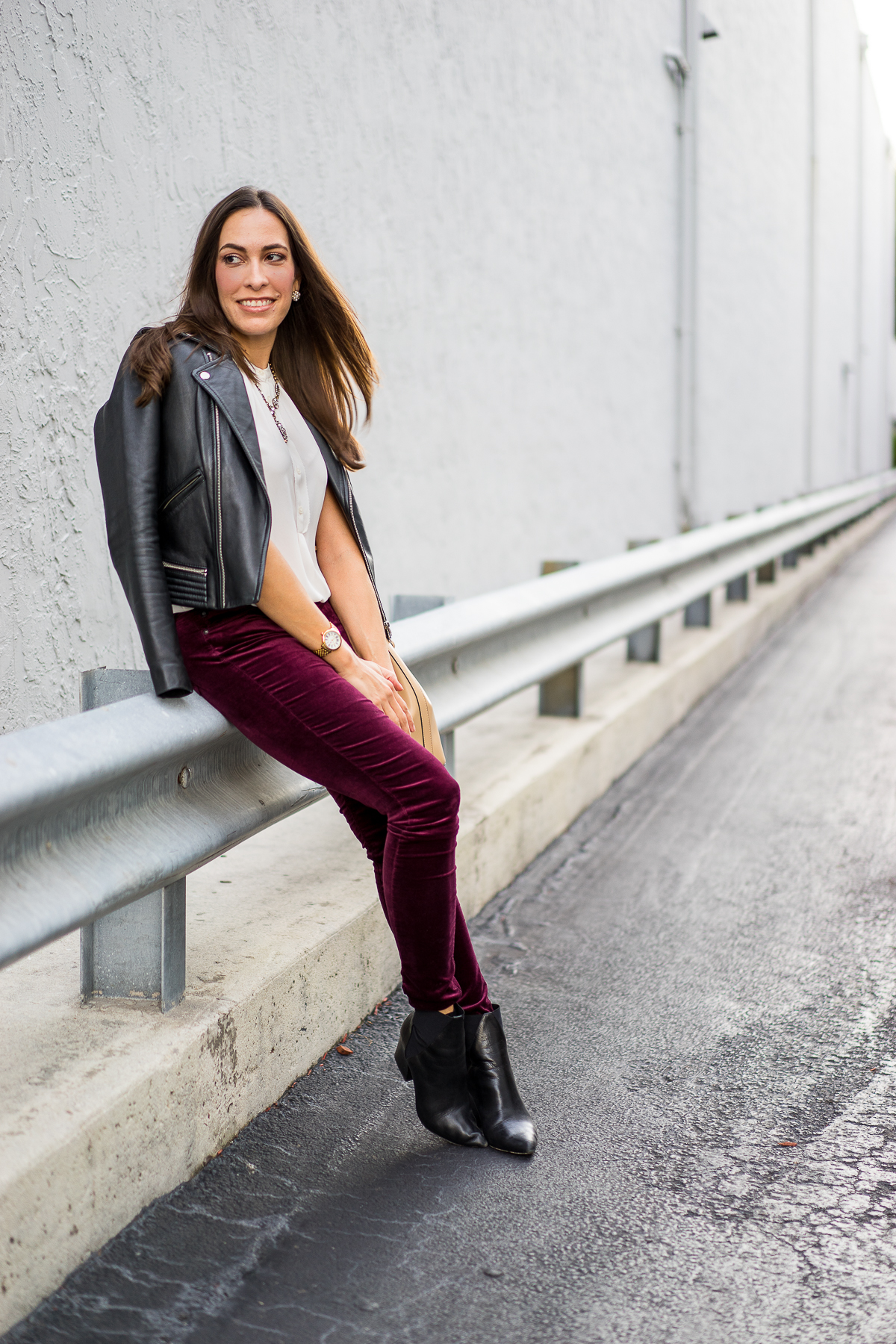 AG Leggings de Veludo caracterizado por cima FL blogueiro de moda, Um Glam estilo de Vida: a imagem de uma mulher usando AG super skinny, leggings de veludo