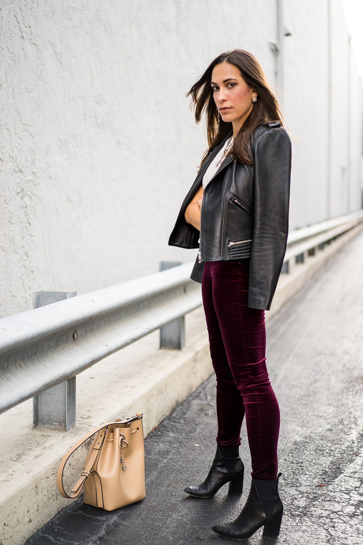  Leggings en velours AG présentés par top FL fashion blogger, Un style de vie Glam: image d'une femme portant des leggings en velours super skinny AG 