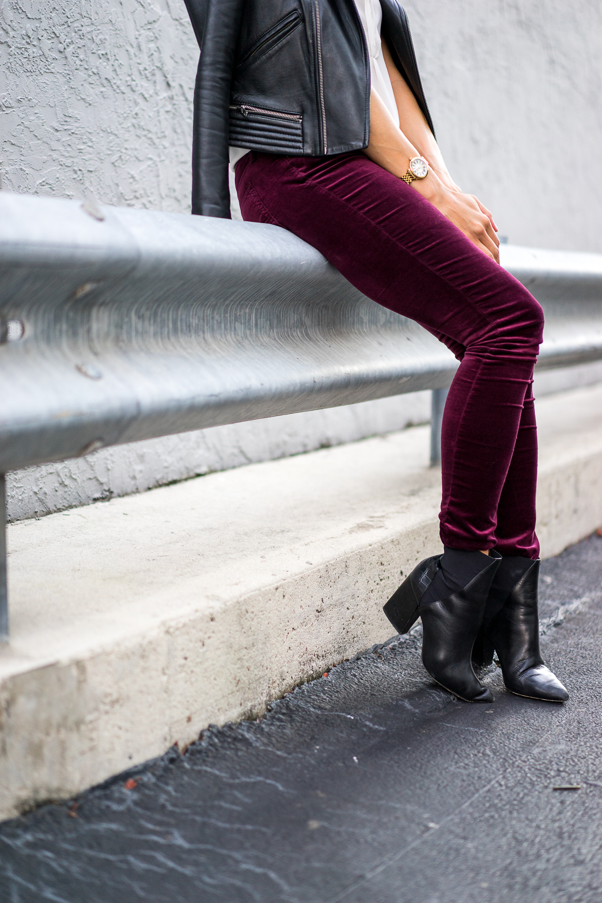 AG Velvet Legging aanbevolen door top FL fashion blogger, Een Glam Lifestyle: afbeelding van een vrouw met AG super skinny velvet legging