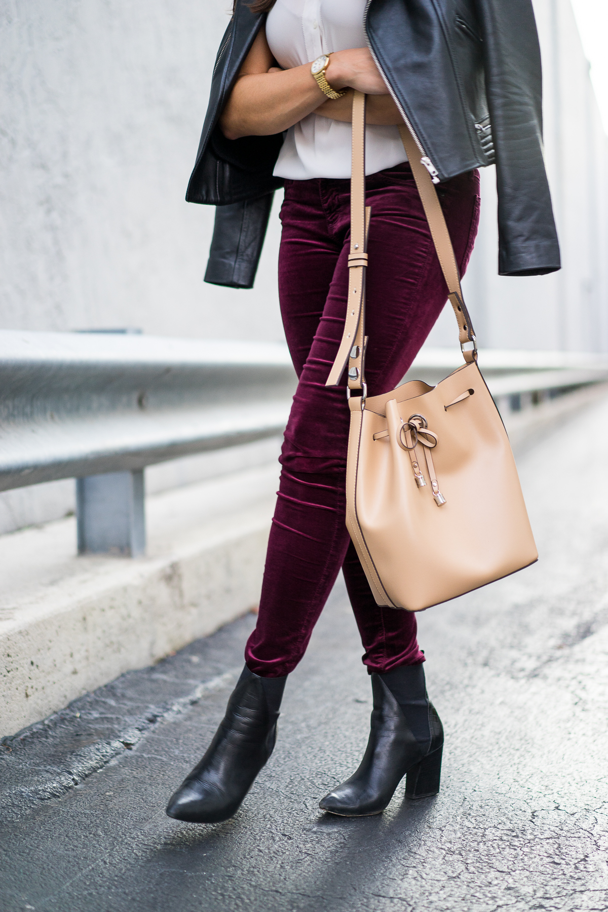 AG Velvet Legging aanbevolen door top FL fashion blogger, Een Glamoureuze Levensstijl: afbeelding van een vrouw met AG super skinny velvet legging