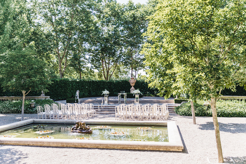 A Glam Lifestyle Blogger Amanda Champion shares their garden wedding setup