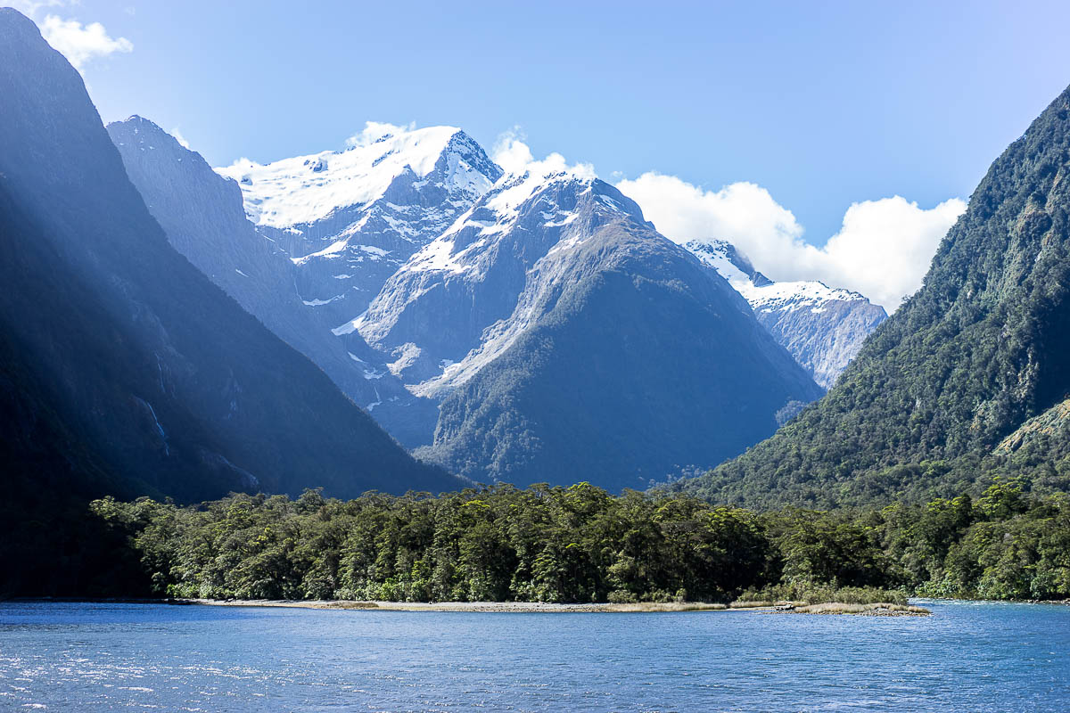 A Glam Lifestyle blogger takes Milford Sound cruise at the fiord in New Zealand