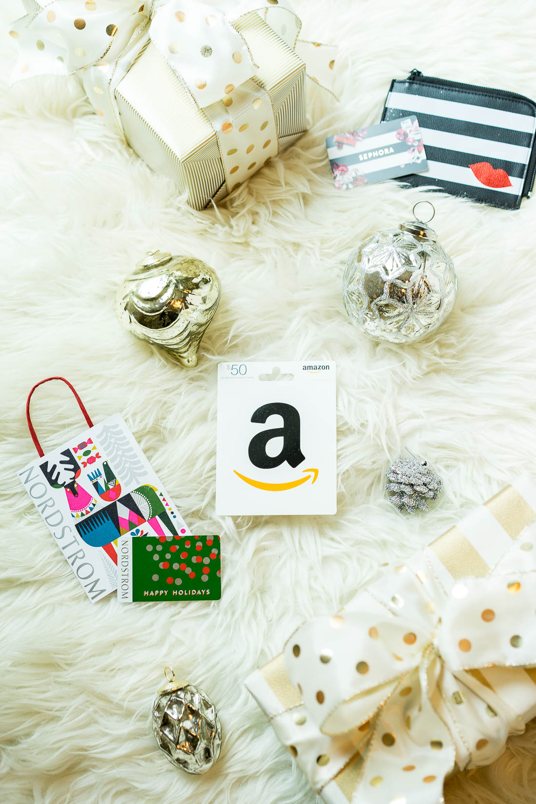 Amanda from A Glam Lifestyle blog shares the best online gift card retailers for last minute Christmas gifts