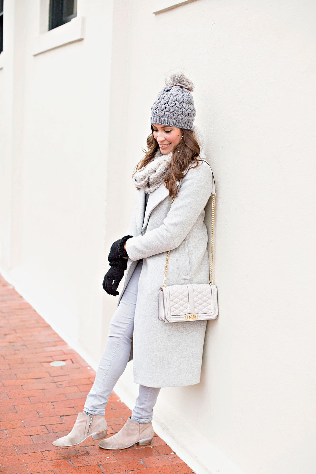 South Florida fashion blogger Amanda from A Glam Lifestyle wears grey monochrome travel outfit