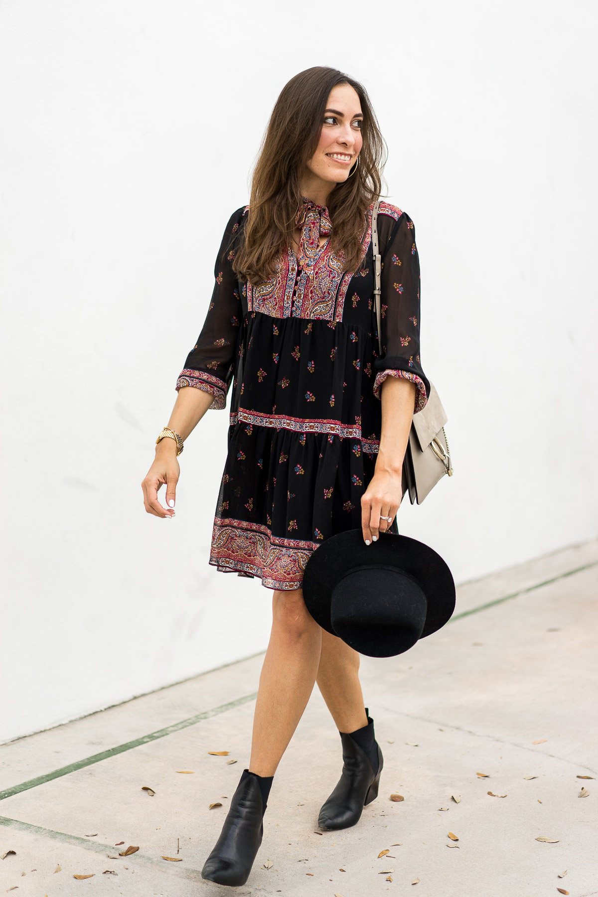 Amanda from A Glam Lifestyle wears easy boho dress the Joie Alpina dress with black fedora and her Chloe Faye bag