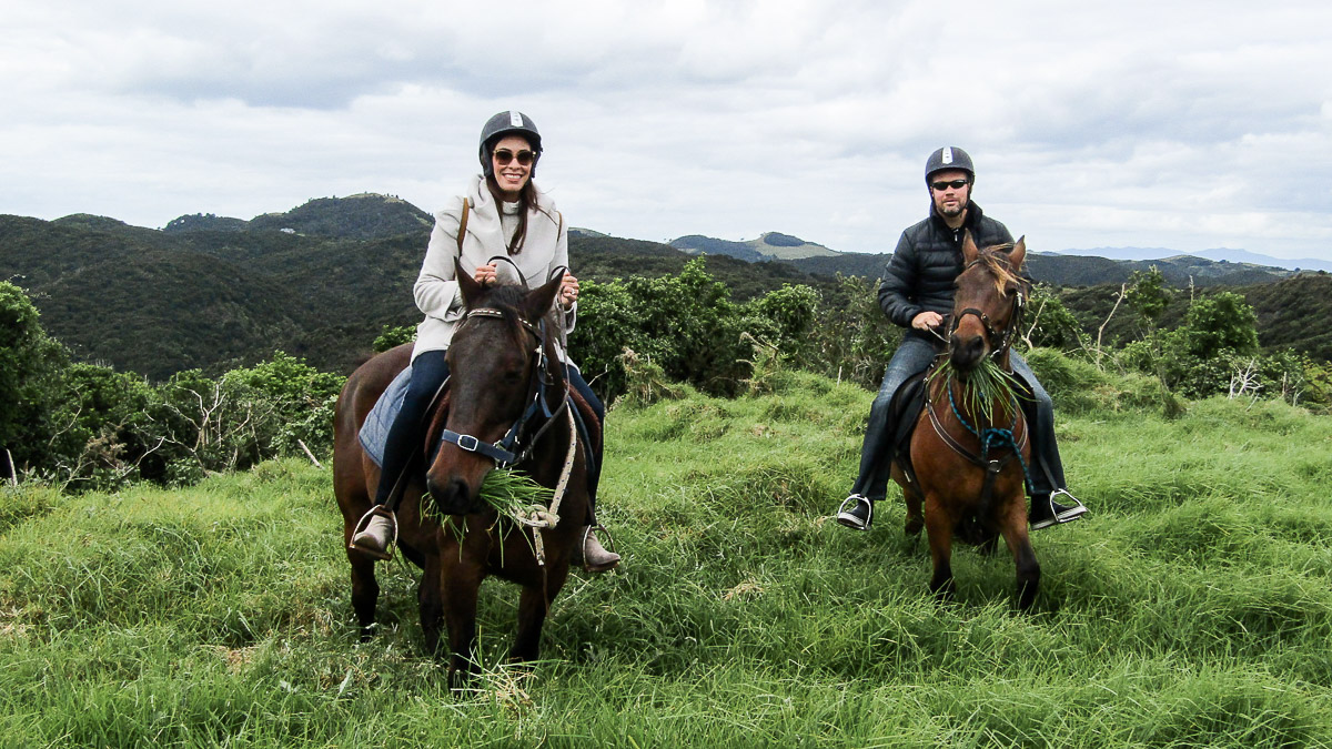 South Florida fashion blogger Amanda from A Glam Lifestyle shares best things to do in Waiheke Island including the Waiheke Horse Tours in Te Matuku Bay