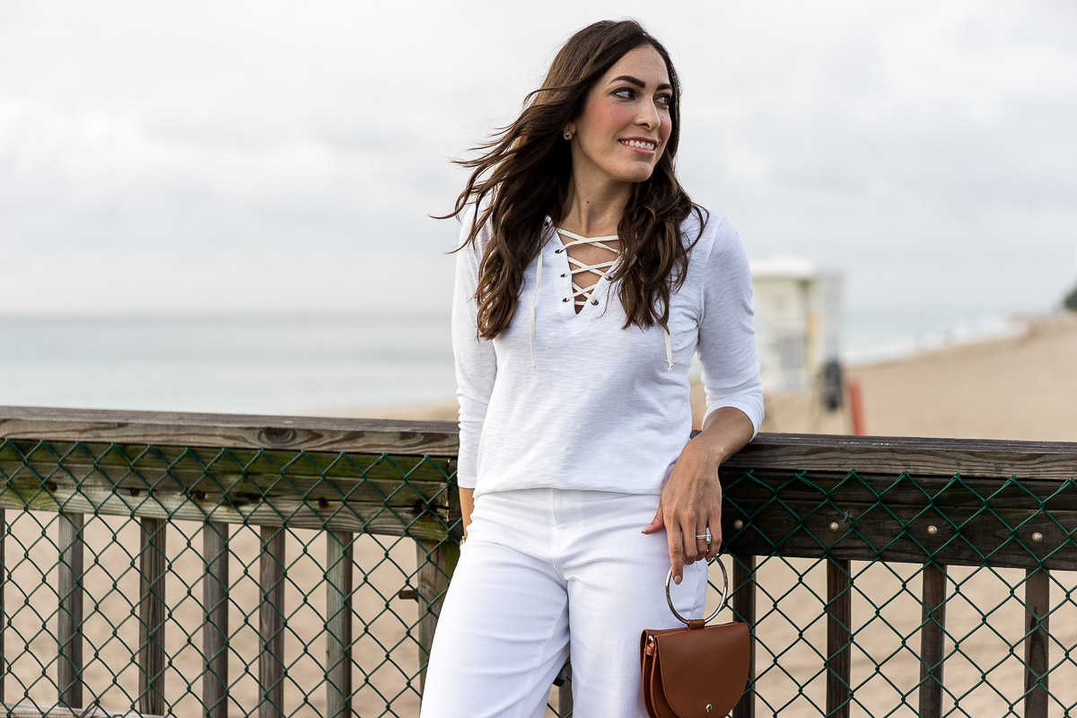 Amanda from A Glam Lifestyle blog wears Old Navy white lace up tee and carries Lulus tan top handle bag for a nautical themed look