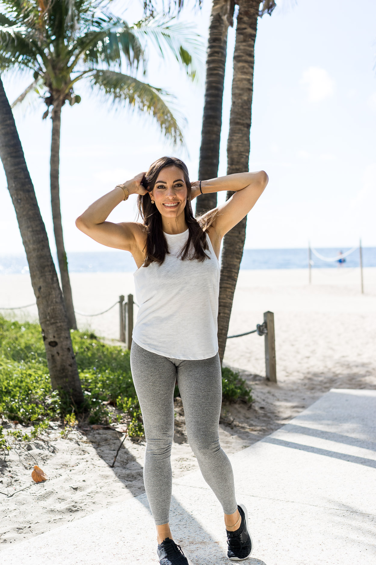 Amanda of A Glam Lifestyle blog wears Old Navy activewear for beach workout