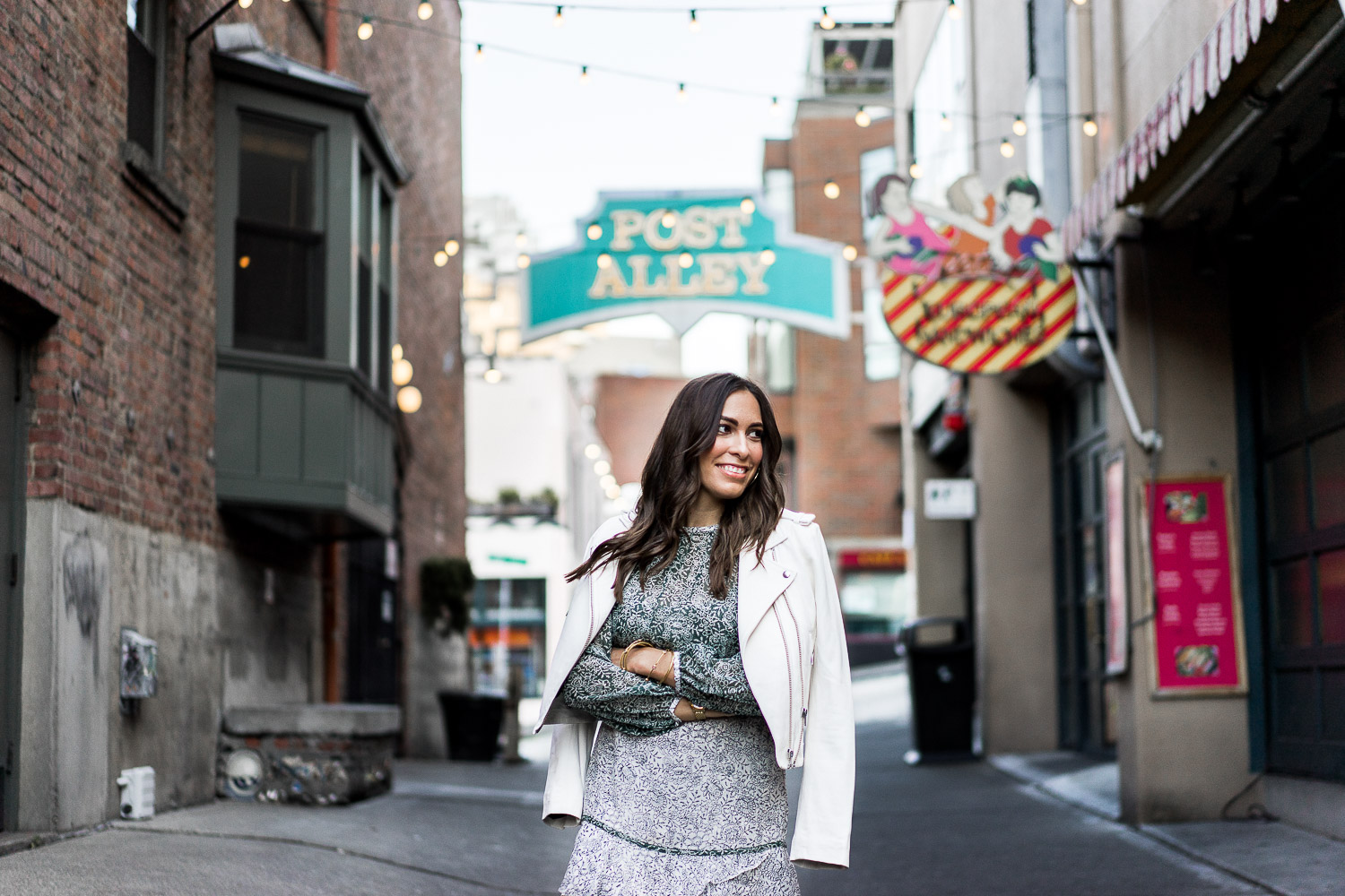 Amanda wears her Veronica Beard dress to Post Alley in Seattle during a conference