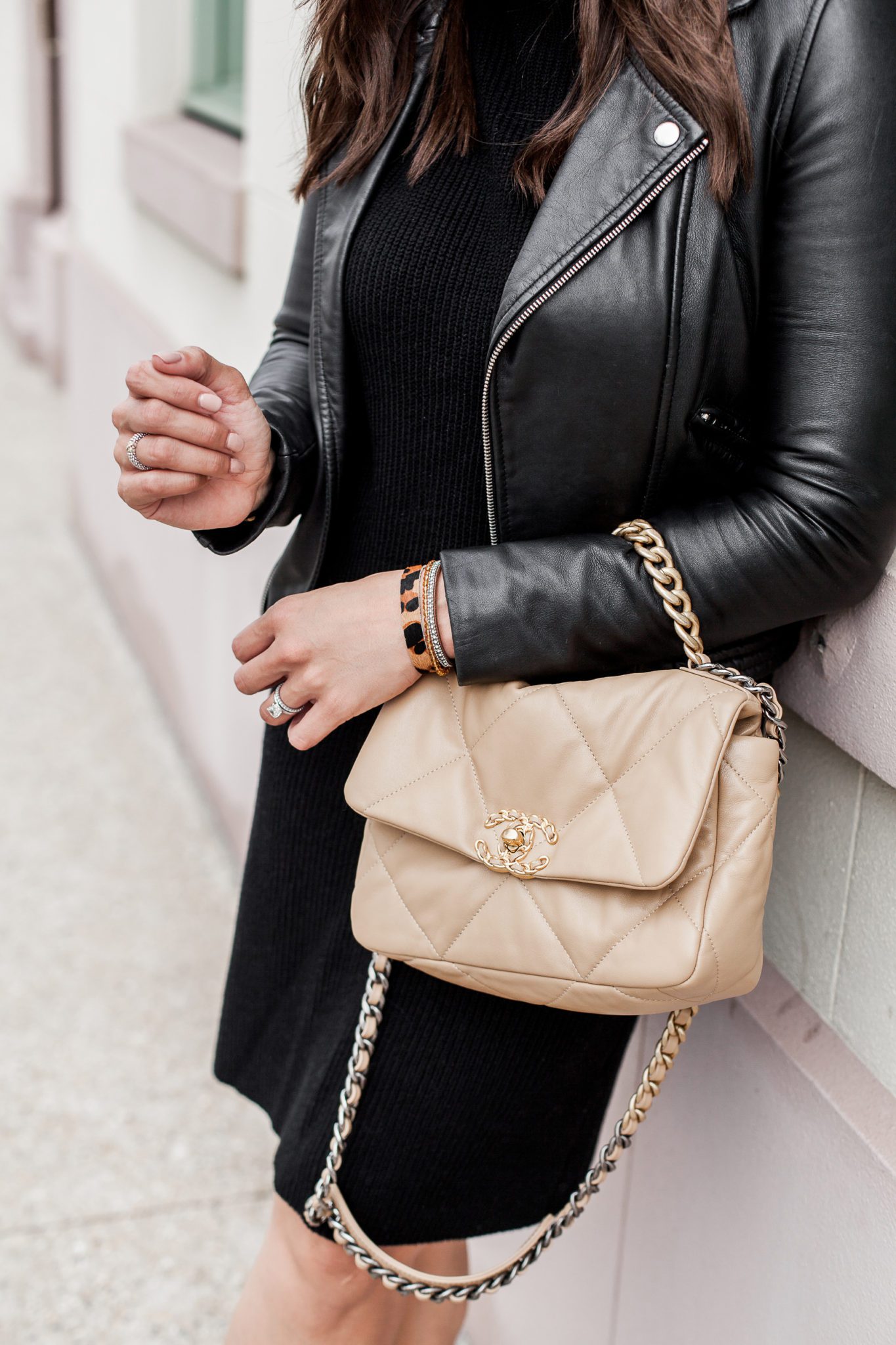 chanel black handbag chain strap shoulder